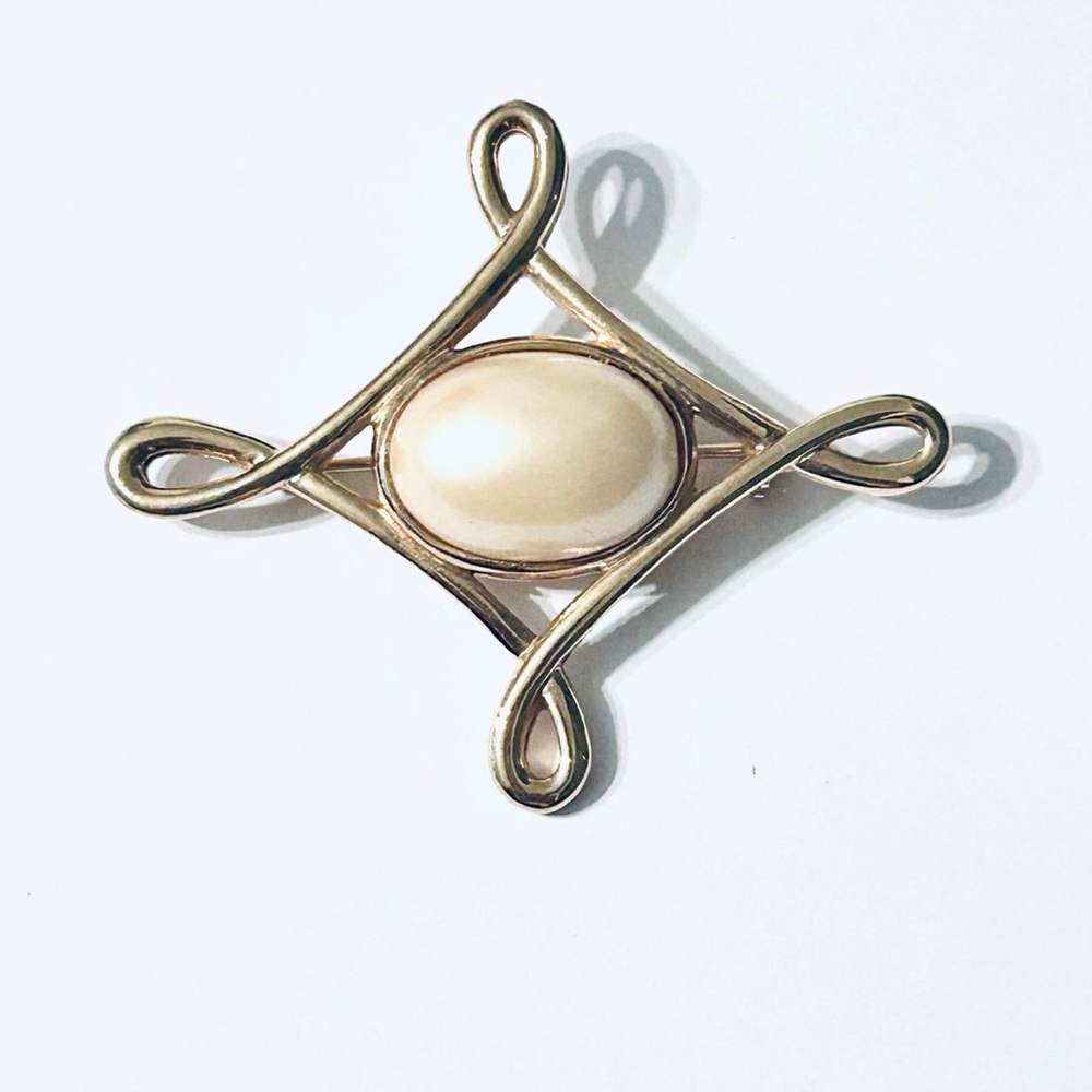 Elegant Gold and‎ Cream Brooch